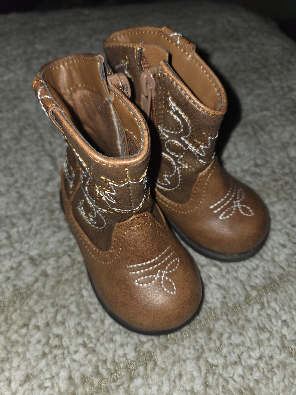 Size 4 Unisex Brown Western Cowboy Boots with Embroidered Detail